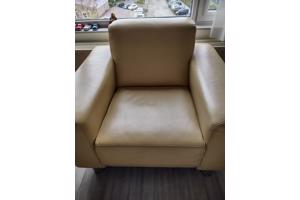 twee leren stoelen