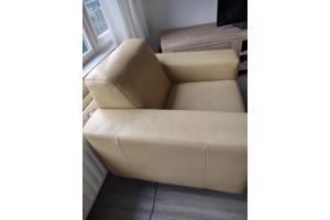 twee leren stoelen
