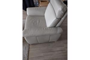 twee leren stoelen