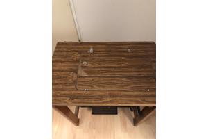 Houten tafel met inklapbare naaimachine