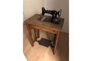 Houten tafel met inklapbare naaimachine