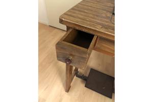 Houten tafel met inklapbare naaimachine