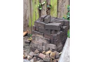 Klinkers 5×20.  8 vierkante meter daarbij nog een stapel halve steentjes