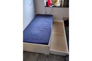 Eenpersoons bed met lade