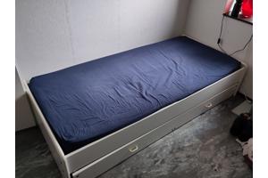 Eenpersoons bed met lade