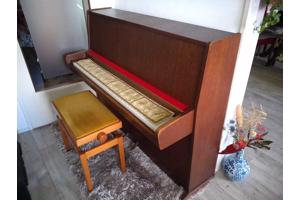 Piano met verstelbaar pianobankje