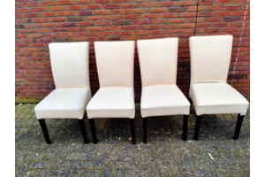 Praktische tafel met 4 stoelen