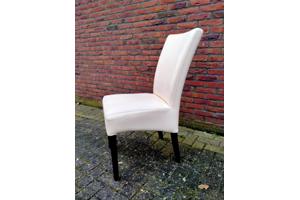 Praktische tafel met 4 stoelen