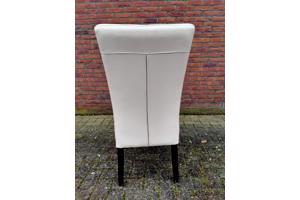 Praktische tafel met 4 stoelen
