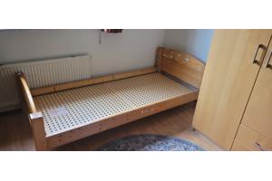 Aangeboden Houten bed 90 bij 200