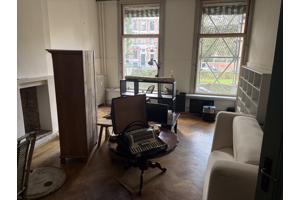 Meerdere tafels en andere meubels