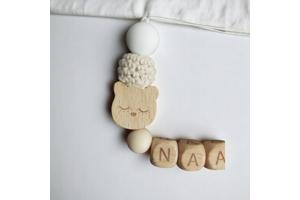 Gepersonaliseerde naam speen koord met houten beertje beige