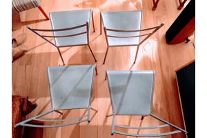 vier aluminium stoelen