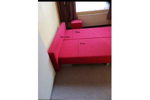 Rood gestoffeerd bed