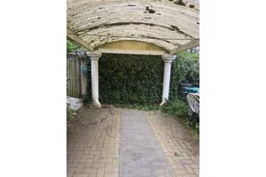 Carport met Griekse zuilen