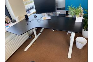 2 Grote elektrisch verstelbare bureaus