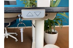 2 Grote elektrisch verstelbare bureaus