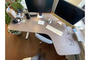 2 Grote elektrisch verstelbare bureaus