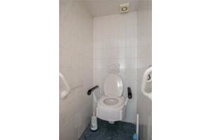 Toilet met toilet beugels voor ondersteuning en muurgrepen