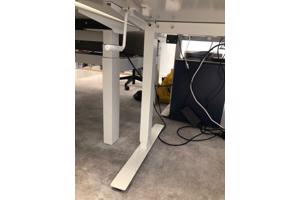 8 Stabureaus (electrisch en manueel) op te halen (morgen!)