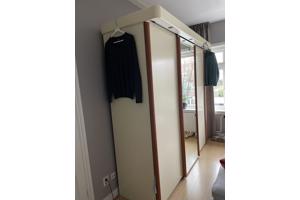 Kledingkast met schuifdeuren
