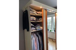 Kledingkast met schuifdeuren