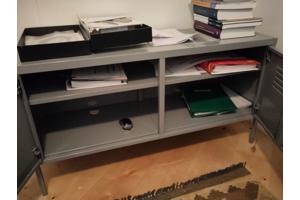 Grijs metalen kastje