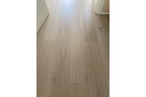 Licht grijze laminaat vloer