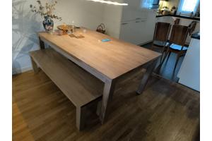 Eettafel met eetbank