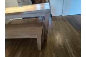 Eettafel met eetbank