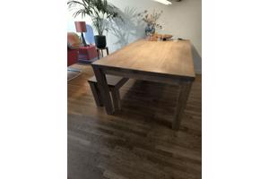 Eettafel met eetbank