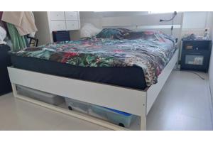 Bedframe 160x200cm + 2 lattenbodems