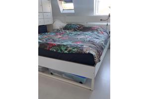 Bedframe 160x200cm + 2 lattenbodems