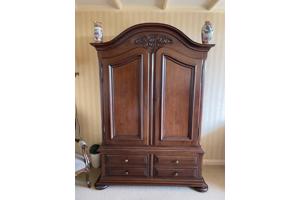 Massief eiken kast. Bestaat uit 2 delen.