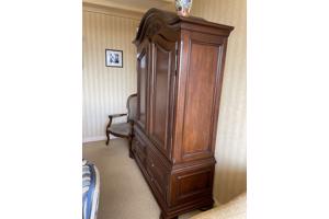 Massief eiken kast. Bestaat uit 2 delen.