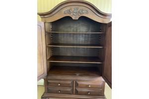 Massief eiken kast. Bestaat uit 2 delen.