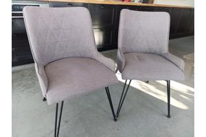 Twee gestoffeerde eetkamerstoelen