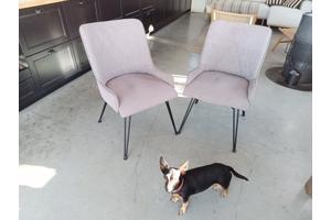 Twee gestoffeerde eetkamerstoelen