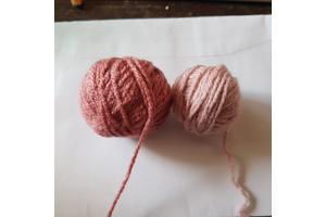 Promo acrylwol van Zeeman donker en licht oudroze gezocht