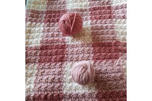 Promo acrylwol van Zeeman donker en licht oudroze gezocht