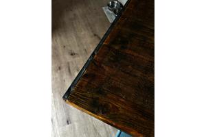 Houten tafel met ijzeren onderstel