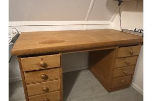 Houten bureau, 8 laden en een bureaustoel
