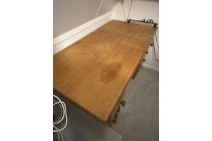 Houten bureau, 8 laden en een bureaustoel
