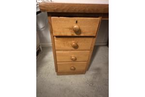 Houten bureau, 8 laden en een bureaustoel
