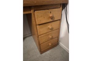 Houten bureau, 8 laden en een bureaustoel