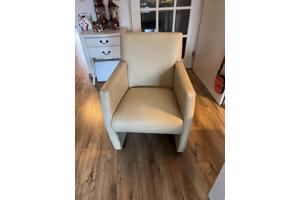 vier skai eetkamerstoelen op wielen