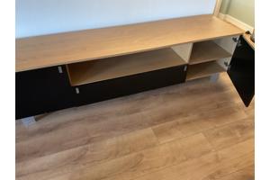 TV kast met veel bergruimte.