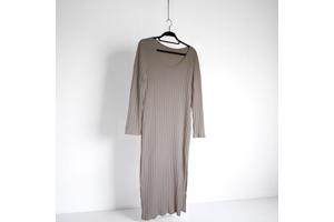 Stretchy beige jurk met split XXL