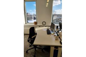 2 mooie kantoor bureaus