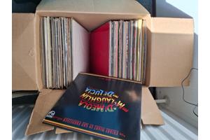 100 goed bewaarde LP's + z.g.a.n. Akai draaitafel